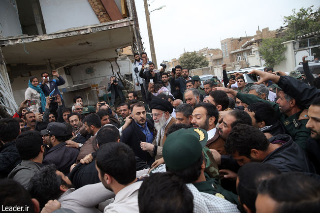 رهبر معظم انقلاب اسلامی در بازدید از مناطق زلزله‌زده در سرپل ذهاب: مسئولان تلاش‌های خود را مضاعف کنند به این حد قانع نیستم
