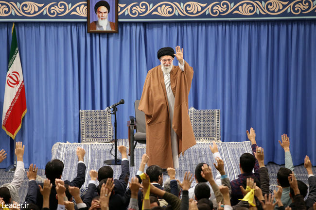 رهبر معظم انقلاب اسلامی در دیدار هزاران نفر از دانشجویان و دانش‌آموزان: مذاکره با آمریکا هیچ نتیجه‌ای ندارد چون قطعا هیچ امتیازی نمی‌دهند
