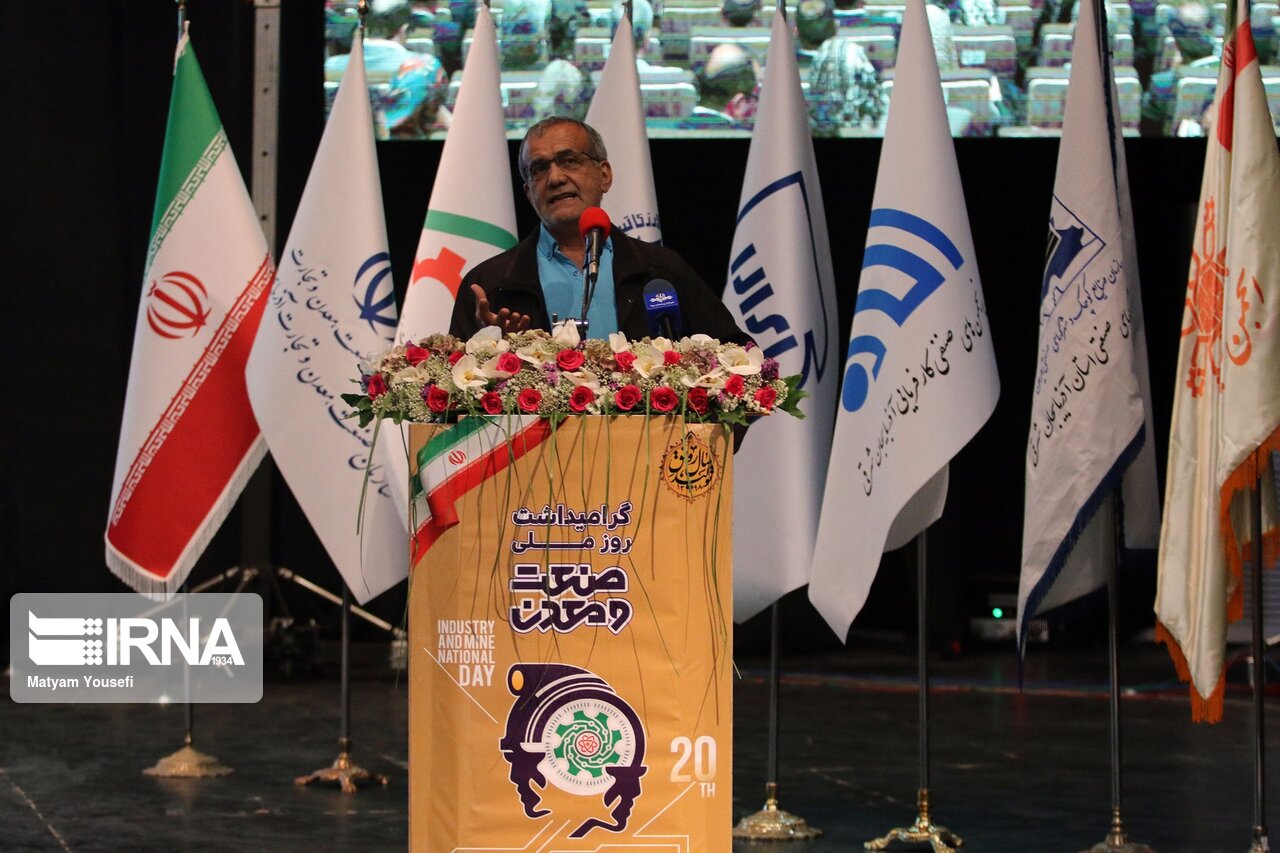 نایب رییس مجلس: حمایت از صنعتگران و تاجران کشور مقابله با آمریکاست