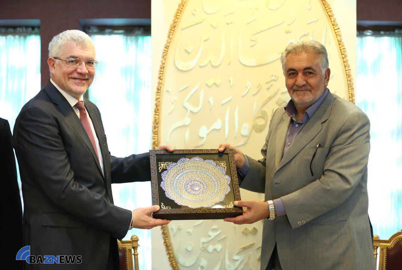 رييس خانه صنعت، معدن و تجارت ایران در ديدار با معاون استاندار سن پترزبورگ روسيه تاكيد كرد: صدور رواديد براي فعالان اقتصادی ايراني تسهیل شود