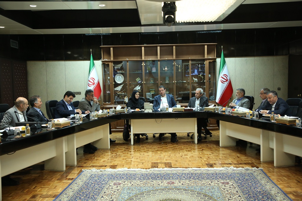 وزیر صمت در جلسه شورای عالی نظارت بر اتاق ایران: بخش خصوصی پرچم دار مقابله با تحریم‌ها باشد / آماده تفویض اختیارات به انجمن ها و تشکل های بخش خصوصی هستیم