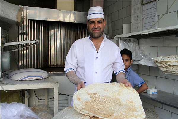 فاضلی در جمع خبرنگاران: موافقت دولت با افزایش مشروط قیمت نان/نان ۱۵درصد گران می‌شود