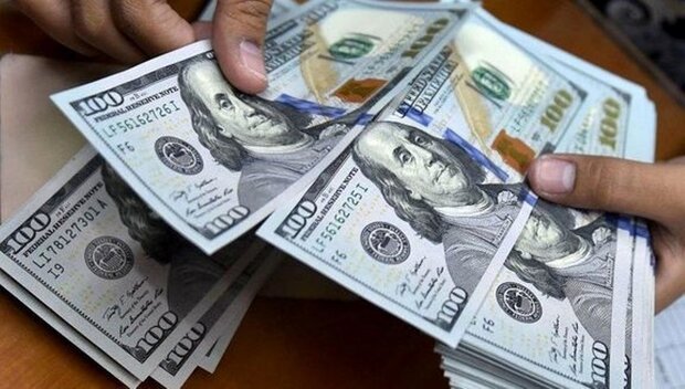 حرکت رفت و برگشتی دلار در بازار/مقاومت دلالان مقابل افزایش نرخ