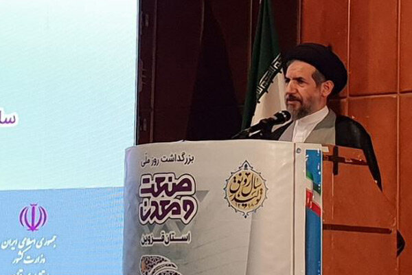 امام جمعه موقت تهران: مبارزه با فساد در کشور جدی گرفته شود تا تولید به رقابت برسد