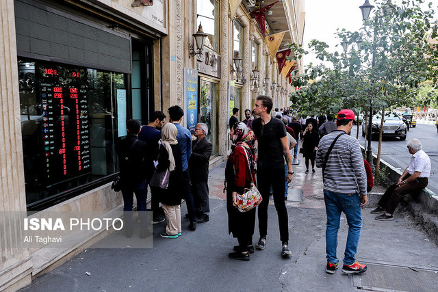 گزارشی از بازار در روز توزیع اسکناس نو هیجان “ریال” و “دلار” در فردوسی