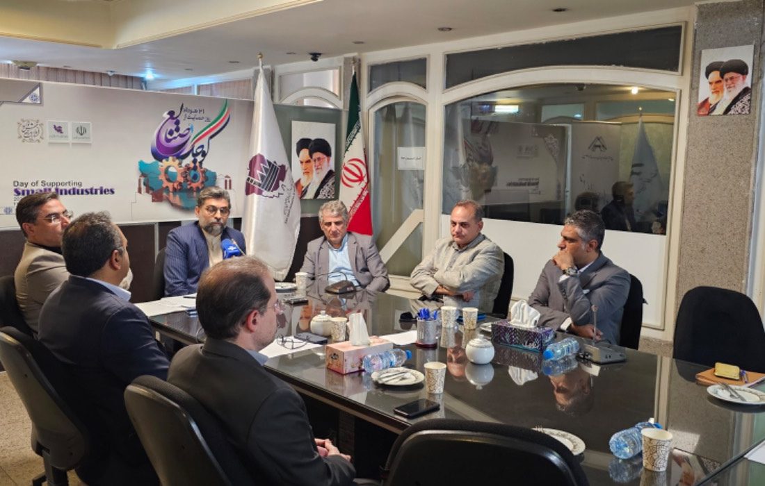 در میزگرد به مناسبت روز ملی حمایت از صنایع کوچک مطرح شد:معاون وزیر صمت و مدیرعامل سازمان صنایع کوچک و شهرک‌های صنعتی ایران صنایع کوچک را جلوه ای از مشارکت مردم در جهش تولید دانست.