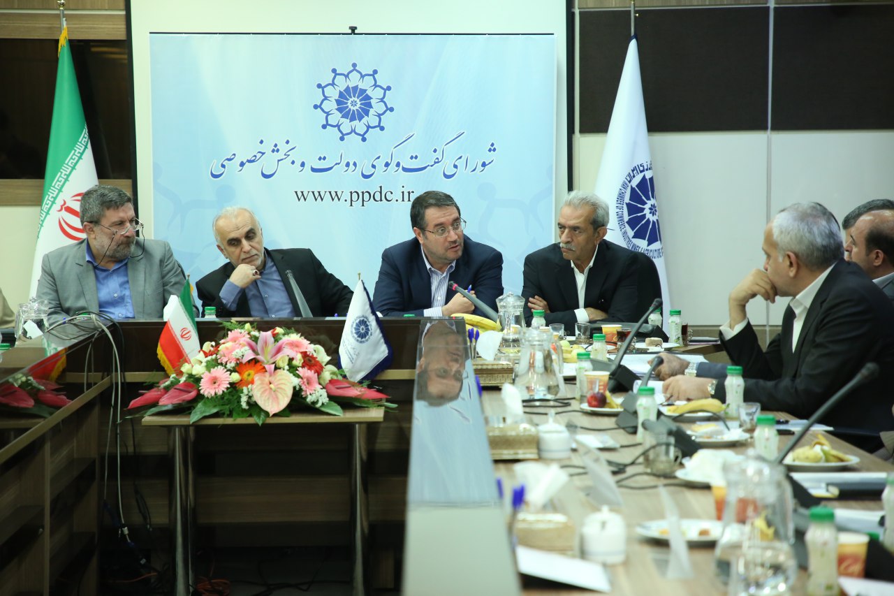 وزیر صنعت، معدن و تجارت در شورای گفت و‌ گوی دولت و بخش خصوصی خواستار شد: تجدید نظر در شیوه های ارز صادراتی با محوریت نظر بخش خصوصی/ امسال امیدمان به صادرات است بایستی سریع تصمیم گیری شود