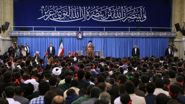 مقام معظم رهبری در دیدار با جمعی از دانش‌آموزان/ اقتصاددانان برای قطع وابستگی کشور به نفت راه حل ارائه دهند