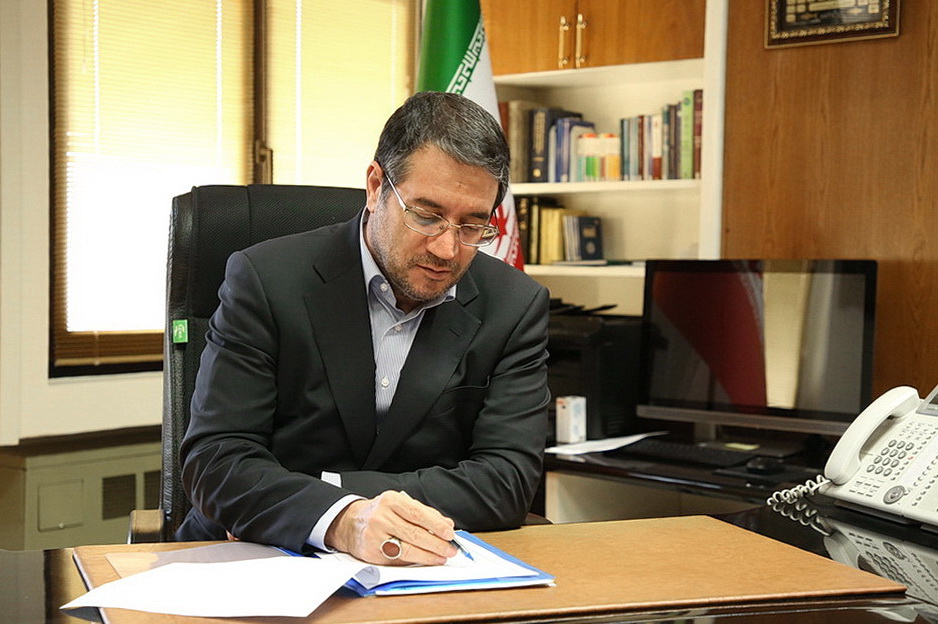وزیر صنعت، معدن و تجارت در دستوری به ۲ معاون خود جهت ابلاغ به شرکت های خودروسازی تأکید کرد : استفاده از ظرفیت حداکثری سرمایه‌های انسانی کشور برای تعمیق ساخت داخل قطعات مصرفی و وارداتی
