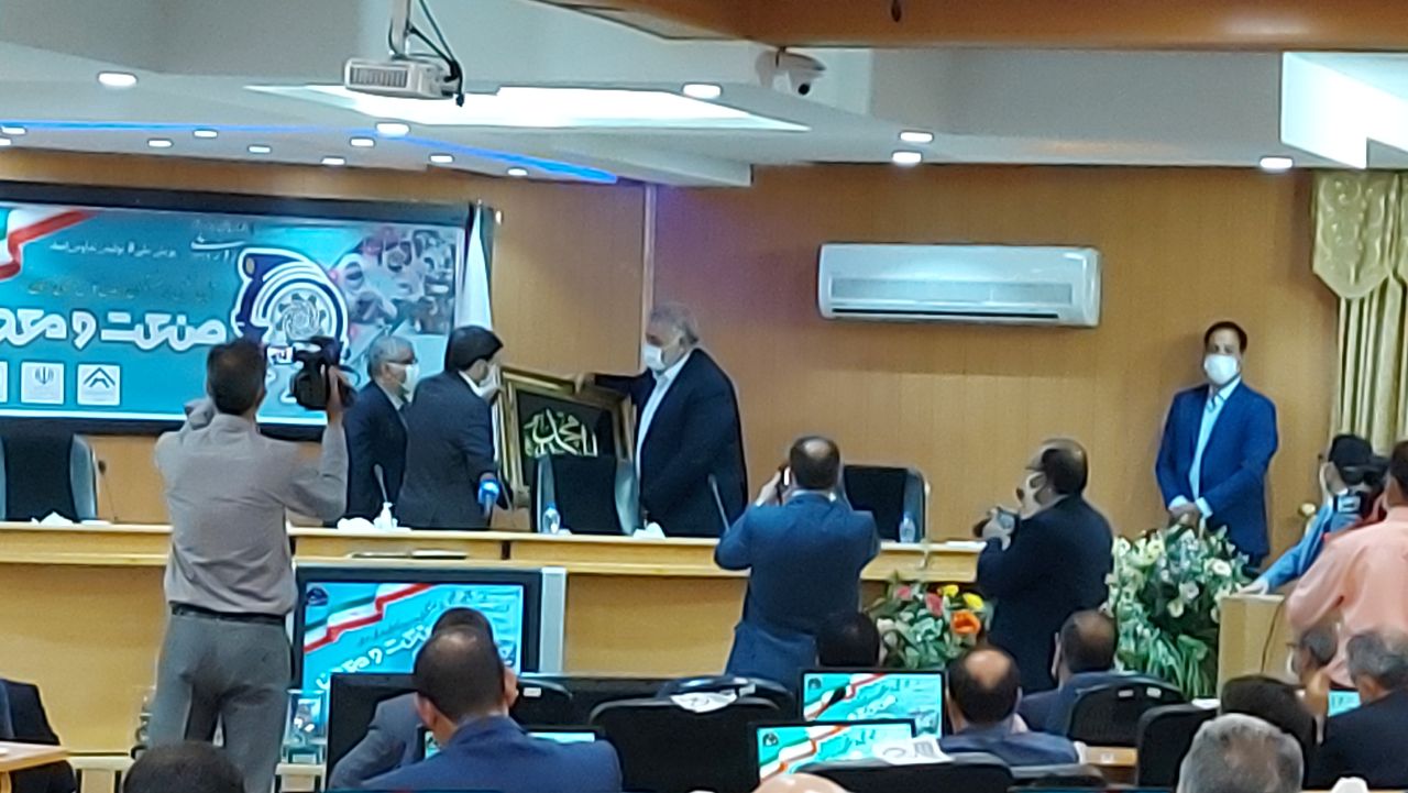 در آئین تجلیل از صنعتگران و معدنکاران برتر استان سمنان صورت گرفت:تجلیل از رئیس خانه صنعت،معدن و تجارت ایران با حضور استاندار سمنان