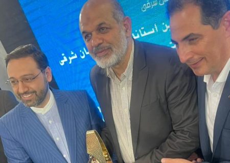 اهدای نشان خانه صنعت معدن و تجارت استان آذربایجان شرقی به وزیر کشور